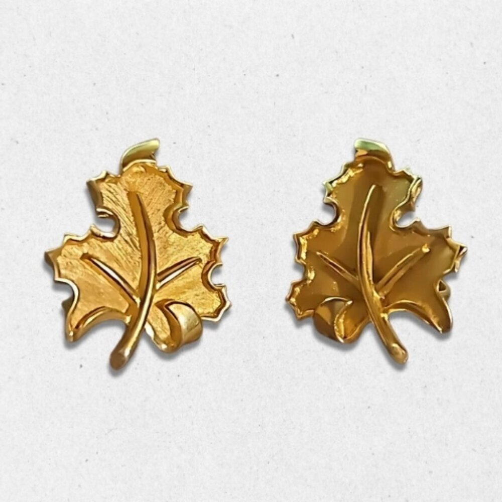 Vintage Crown Trifari Earrings Intricate Leaf Design Clip On Closure Gold W OS